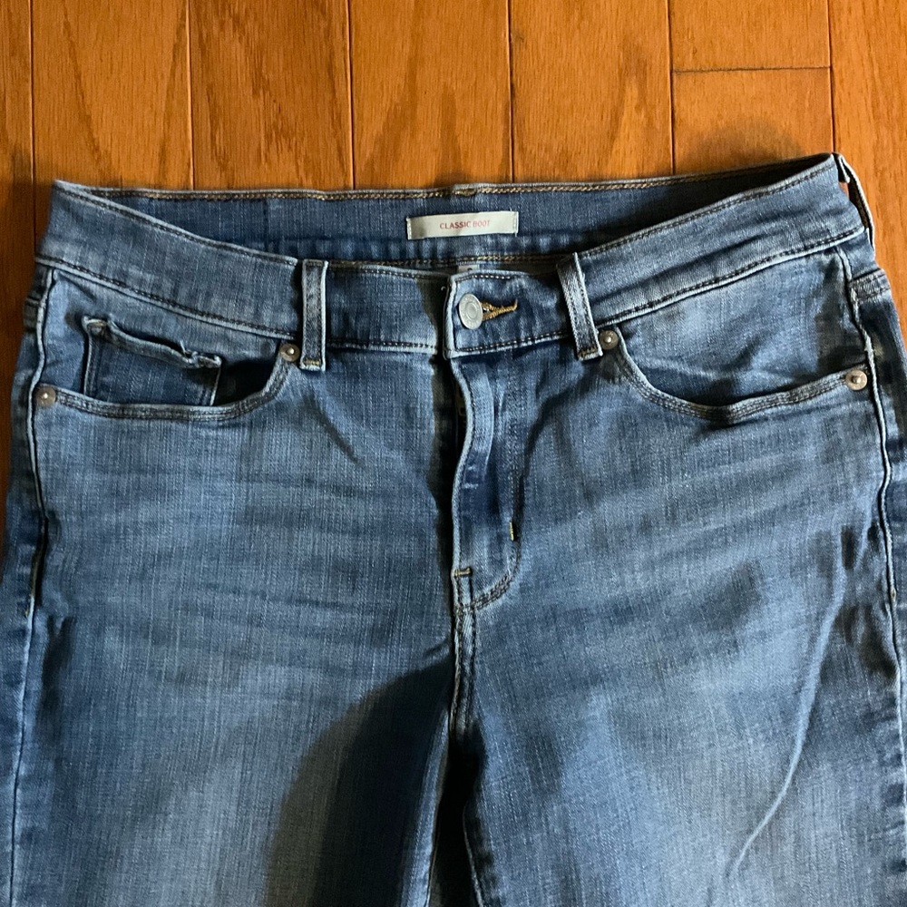 Levi’s’ Classic Boot Cut Zipper🪰Jeans! - Picture 10 of 13